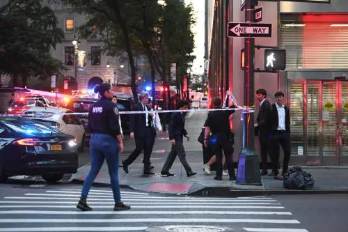 New York, l'intervento di poliziotti e medici dopo l'assalto nel grattacielo