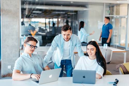 Generazione Z: per gli under 27 la retribuzione conta meno di valori e rapporti umani