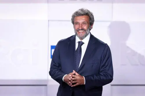  Flavio Insinna, la compagna conosciuta ad Affari Tuoi, Don Matteo e il ritorno in Rai con Carlo Conti: ecco dove lo vedremo