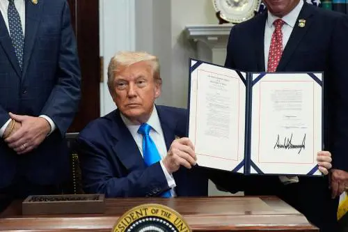 La Fed non abbassa i tassi. Attacco di Trump: "Li abbasserà a settembre, ma è tardi"