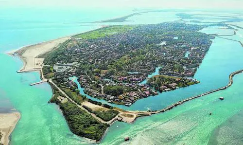 Lite e coltellate nell'isola dei vip