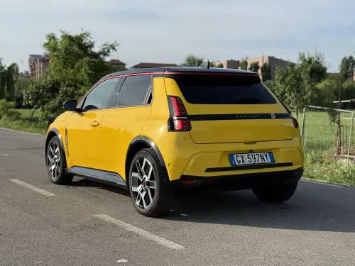 Renault 5 E-Tech: guarda la gallery della nuova elettrica dal design iconico