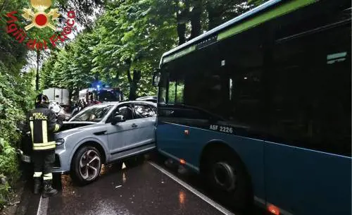 Perde il controllo del Suv e si schianta contro un bus. Paura per il calciatore Maxence Caqueret