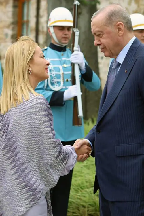 "Un'indebita invasione di campo." Pressing di Meloni sul Consiglio Ue