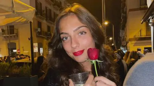 Pallavolista muore in piscina a una festa, trovato sangue