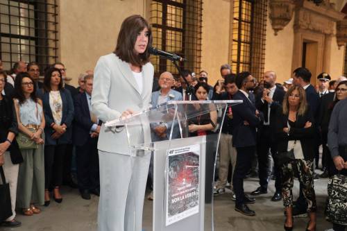 L'anniversario tra urla e fischi. Contestati Bernini e La Russa