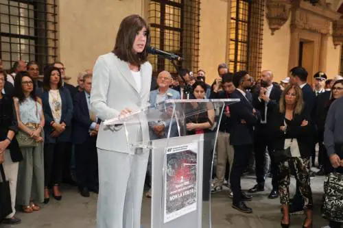 L'anniversario tra urla e fischi. Contestati Bernini e La Russa