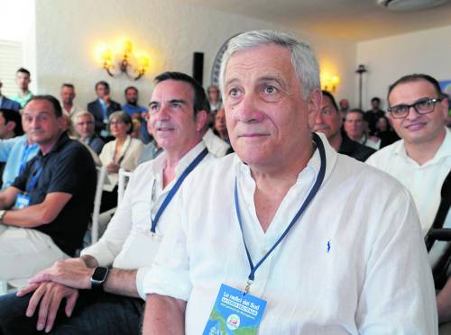 "Tassiamo le banche". La proposta di Salvini stoppata da Tajani: "Non sono nemiche"