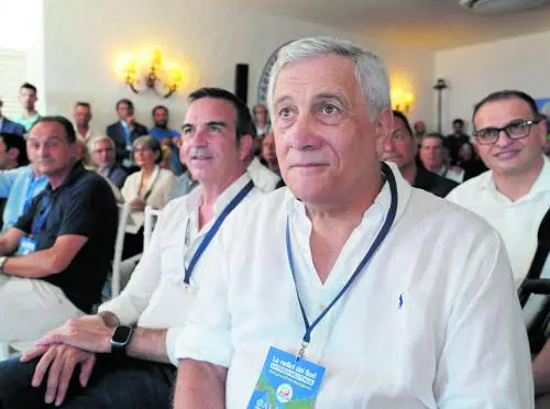 "Tassiamo le banche". La proposta di Salvini stoppata da Tajani: "Non sono nemiche"