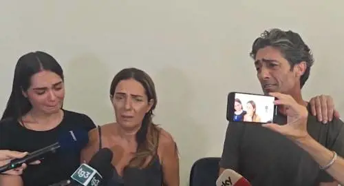 "Senza vestiti, solo le scarpe". I dubbi della famiglia sulla morte di Simona