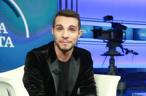 Salta il concerto di Marco Carta, il cantante ricoverato in ospedale: come sta 