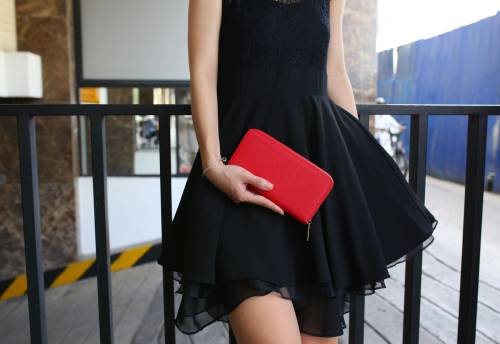 Moda, indossare con stile il nero d'estate: 4 outfit perfetti
