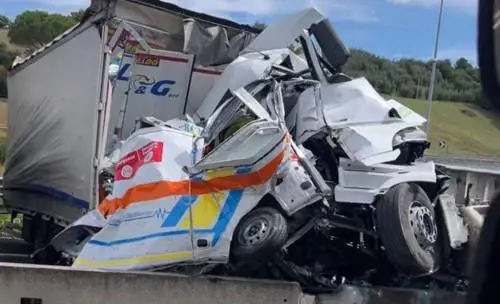 Tir contro le auto in coda sulla A1: 3 morti a bordo di un'ambulanza
