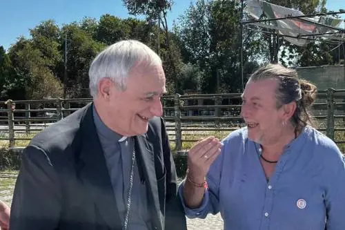 Il "campo largo" delle tonache rosse: dai legami con i dem alla lotta ai confini