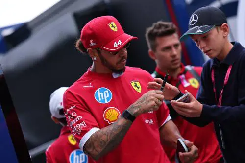 La Rossa fa perdere la testa a Lewis e Charles