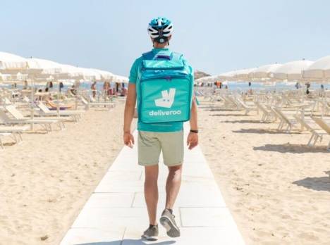 Food delivery sotto l'ombrellone, ora il rider consegna il cibo in spiaggia