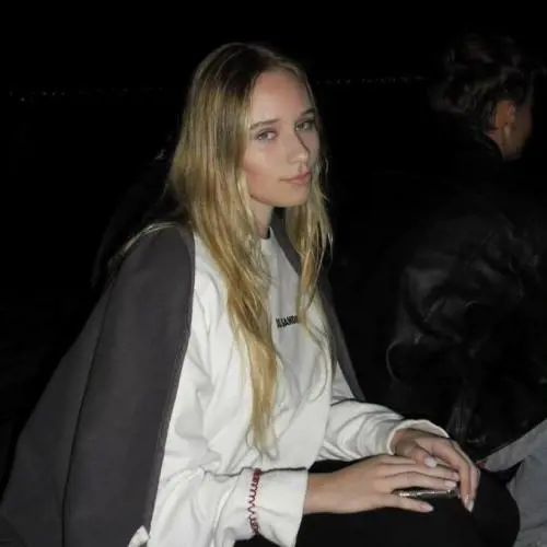 "Ha distrutto la mia vita...". Chi è Luiza Rozova, la figlia "segreta" di Putin