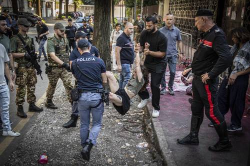 Blitz pro Pal al consolato egiziano di Milano