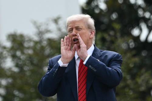 Trump alza la voce con l'Europa: "Dazi al 35% se non investe in Usa"