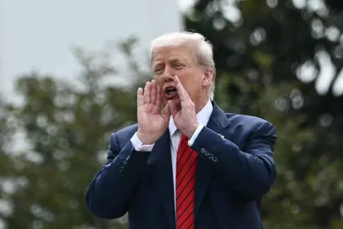 Trump alza la voce con l'Europa: "Dazi al 35% se non investe in Usa"