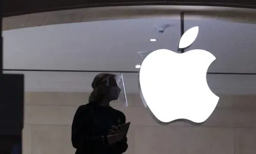 Apple cede a Trump: annunciati 100 miliardi di investimenti in Usa per evitare i dazi su iPhone