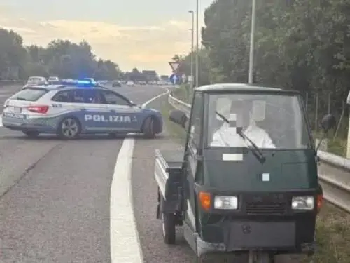 Contromano sulla A1 a bordo di un'Apecar, neopatentato fermato dalla stradale