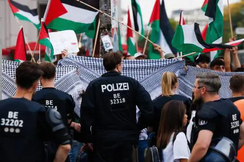 A Berlino la sinistra fa una festa a braccetto coi fiancheggiatori di Hamas