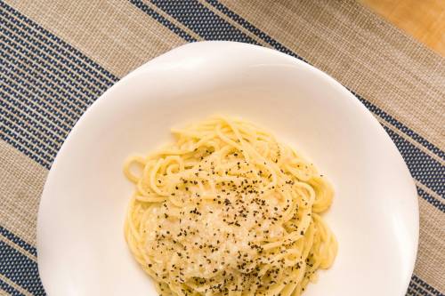 Cacio e pepe con "burro e parmigiano"? La Bbc corregge la ricetta dissacrata