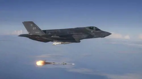 Il Pentagono sigla il più imponente ordine di missili AIM-120 AMRAAM mai effettuato