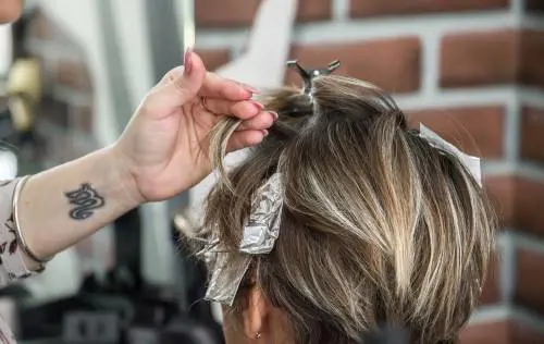 Prurito e perdita di capelli, l'incubo di due donne dal parrucchiere cinese: cosa c'era nello shampoo