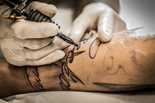 Come si rimuovono i tatuaggi: dal dolore, al tempo necessario. Tutto quello c'è da sapere