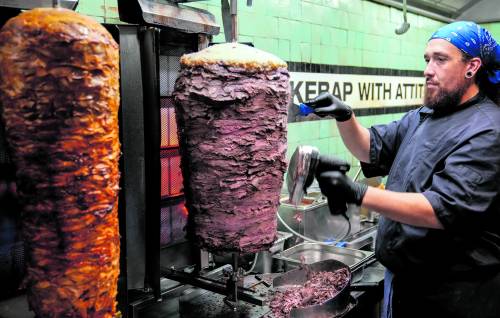Ai tedeschi togliete tutto, ma non l’adorato kebab. Operai in rivolta: scorte a rischio e prezzi alle stelle