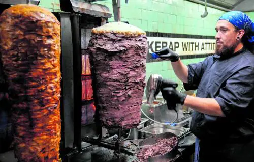Ai tedeschi togliete tutto, ma non l’adorato kebab. Operai in rivolta: scorte a rischio e prezzi alle stelle