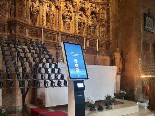 Il "totem" in chiesa per fare l'elemosina con la carta di credito