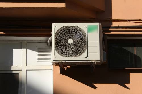 Climatizzatore in condominio: regole e limiti 