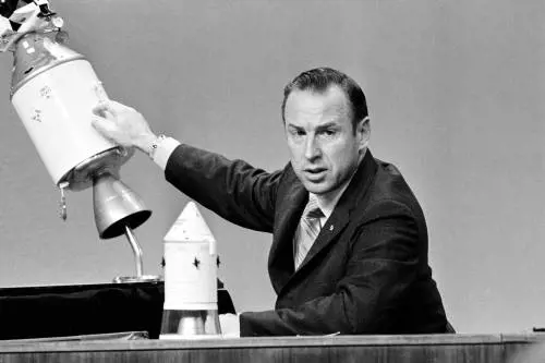 Morto a 97 anni l'astronuata James Lovell. Suo l'Sos "Houston, abbiamo un problema"