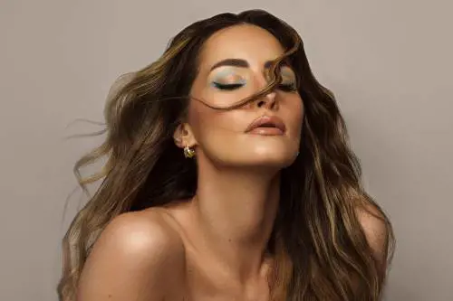 Dare luce al viso: ecco come valorizzare l'abbronzatura con il make-up giusto