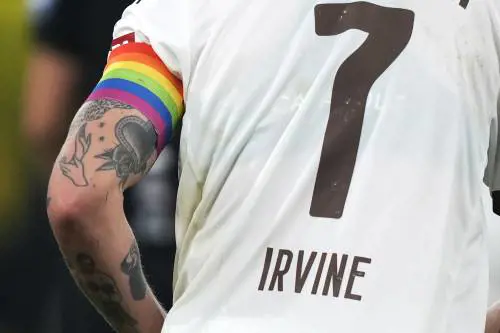 La Premier League dice basta al woke: stop alle fasce da capitano Lgbt
