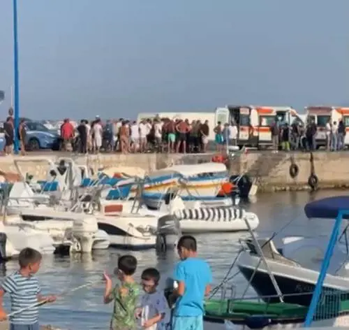 Tragedia a Mondello, cade in acqua e finisce sull'elica del gommone: morto un 20enne