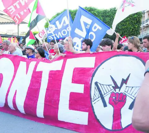 I No Ponte in marcia. Insulti a Salvini e prove di sabotaggi. "Stop al cantiere"