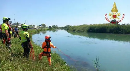 Jesolo, auto finisce nel fiume. Bimbo di 5 anni intrappolato sott’acqua, è gravissimo