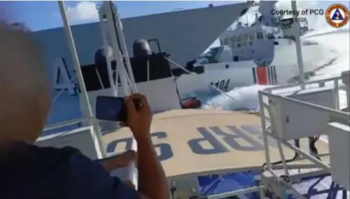 Tensione in Asia: scontro tra due navi di Pechino, inseguivano una motovedetta filippina