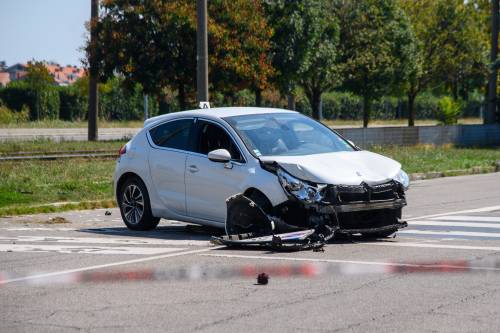 Incidente mortale in via Saponaro, Milano. Le immagini dell'auto rubata abbandonata dai pirati della strada