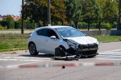 Incidente mortale in via Saponaro, Milano. Le immagini dell'auto rubata abbandonata dai pirati della strada
