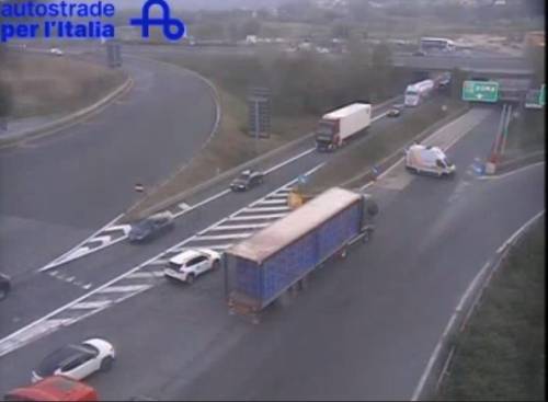 Autocisterna a fuoco sulla A1: code infinite e traffico bloccato