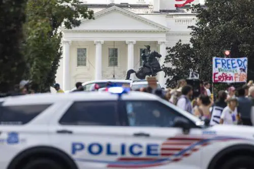 Lo sceriffo Trump occupa Washington per trenta giorni. "È fuori controllo"