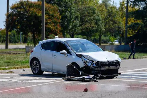 "Lì i minorenni guidano tutti". La disperazione del parroco. Il degrado nell'accampamento