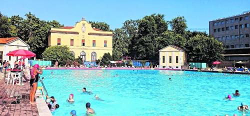 Serrata delle piscine verso il Ferragosto. Anche la Diocesi boccia il Comune
