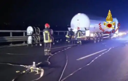 Cisterna a fuoco sulla A1, dopo la chiusura per bonifica l'Autosole riapre al traffico