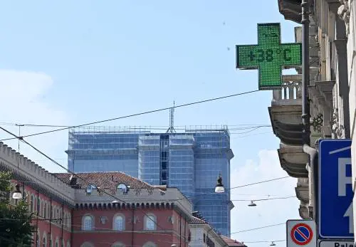 Caldo africano, 16 città da bollino rosso ma occhio ai temporali: dove possono colpire